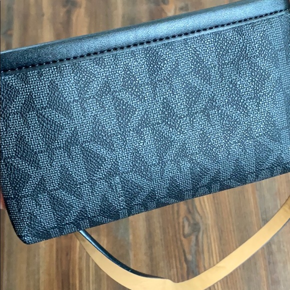 Michael Kors fanny pack - Picture 2 of 9